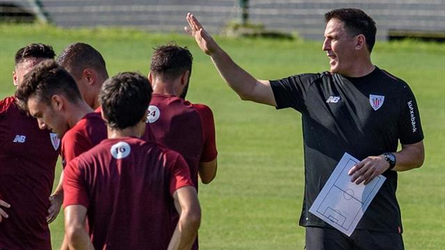 Berizzo trabaja con el grupo de defensas y centrocampistas