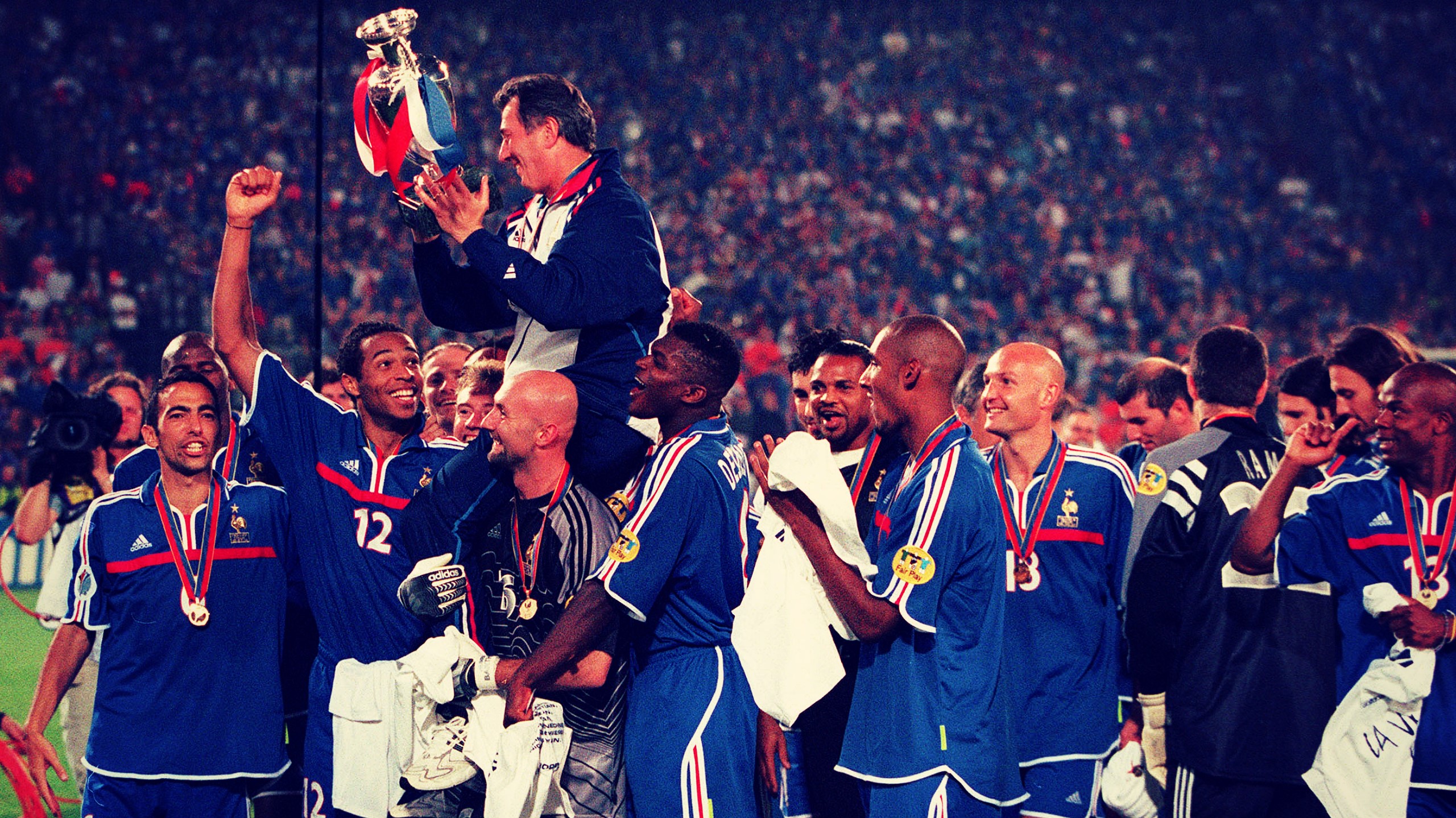 Roger Lemerre, préparateur devenu sélectionneur, porté en triomphe après l'Euro 2000.