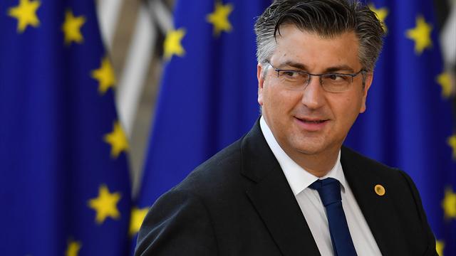 Kroatiens Premierminister leitet Sitzung im Nationaltrikot