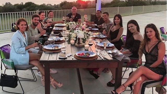 La primera foto de Cristiano celebrando con la familia su fichaje por la Juventus