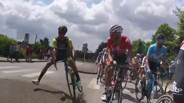 Tour de Francia 2018, Etapa 6: Una caída por una mediana captada perfectamente en la cámara on board Tour de Francia 2018, Etapa 6: Una caída por una mediana captada perfectamente en la cámara on board