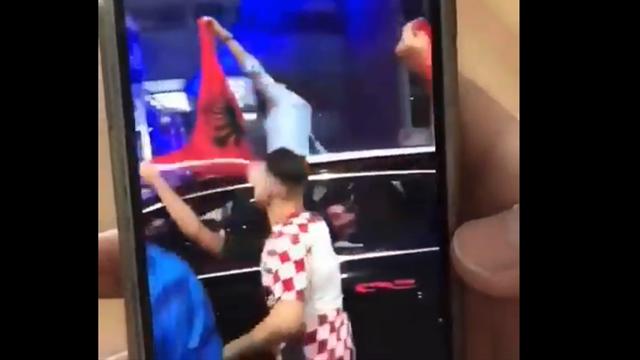 Фанат принес флаг Албании на вечеринку хорватов по случаю выхода в финал, но акция провалилась