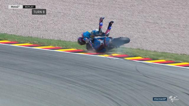 Moto2: Alex Marquez hard onderuit op Sachsenring Moto2: Alex Marquez hard onderuit op Sachsenring