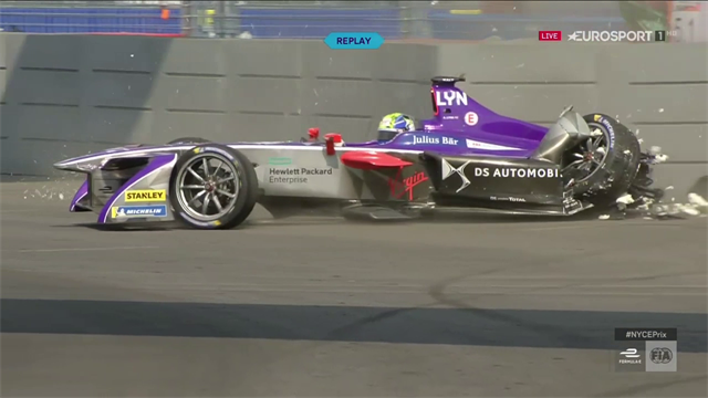 Scodata e botta contro le barriere: incidente per Alex Lynn nell'EPrix di New York Scodata e botta contro le barriere: incidente per Alex Lynn nell'EPrix di New York