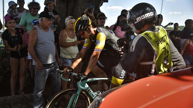 Paniek in de Tour! Dylan Groenewegen valt en breekt zijn stuur