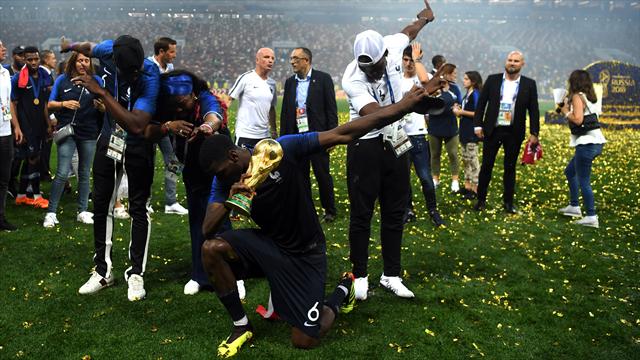 Feier-Weltmeister Frankreich: Da grinst sogar die Mona Lisa Feier-Weltmeister Frankreich: Da grinst sogar die Mona Lisa