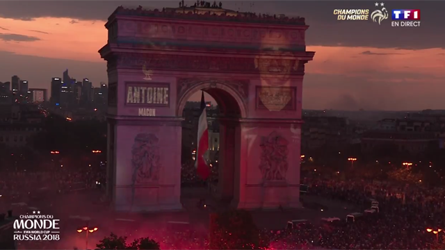 Comme en 98, les visages des 23 champions du monde français sont apparus sur l’Arc de Triomphe