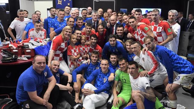 Путин побывал в раздевалке сборной Хорватии после финала ЧМ-2018. Вукоевичу тоже нашлось место