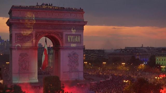 Che spettacolo! I campioni del mondo della Francia proiettati sull'Arco di Trionfo Che spettacolo! I campioni del mondo della Francia proiettati sull'Arco di Trionfo