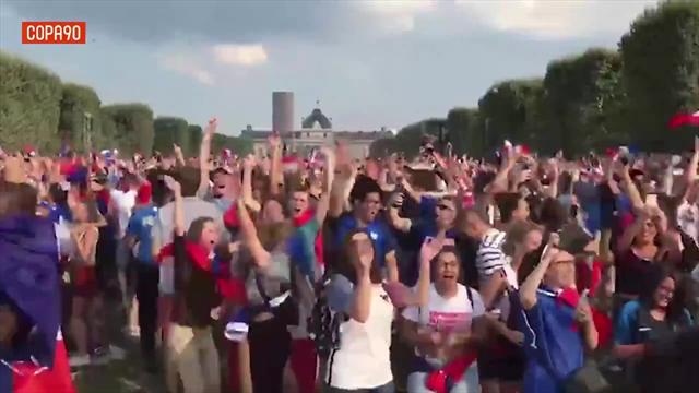 La festa di Parigi sotto la Tour Eiffel dopo il trionfo della Francia ai Mondiali La festa di Parigi sotto la Tour Eiffel dopo il trionfo della Francia ai Mondiali
