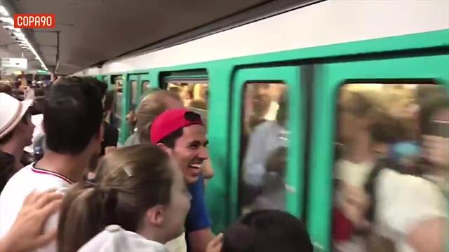 Parigi fa festa anche in metropolitana: cori e caos dopo il trionfo in Russia Parigi fa festa anche in metropolitana: cori e caos dopo il trionfo in Russia