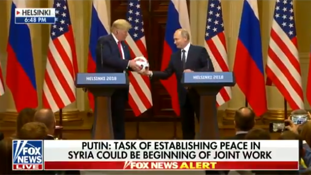 Путин подарил Трампу официальный мяч ЧМ-2018. Тот в ответ презентовал шайбу и свитер Овечкина
