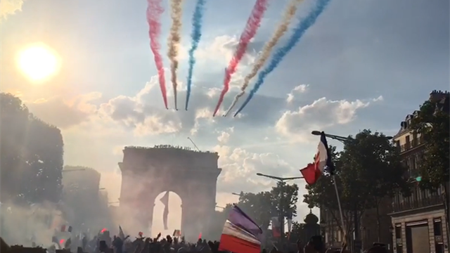 La patrouille de France a honoré (sans se tromper) les Bleus en passant au-dessus des Champs-Elysées