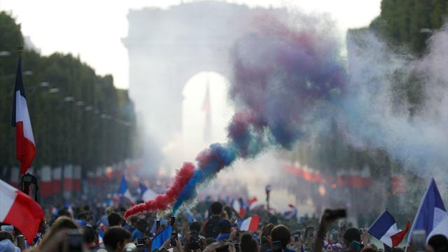 300 000 personnes pour une fête unique : les Champs-Elysées ont bien fêté leurs héros