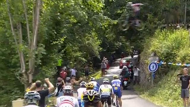 Dingue ! En pleine montée des Glières, un BMX a survolé l'échappée Dingue ! En pleine montée des Glières, un BMX a survolé l'échappée