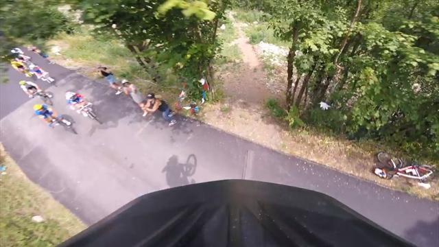 El temerario salto de un ciclista por encima del pelotón visto en primera persona