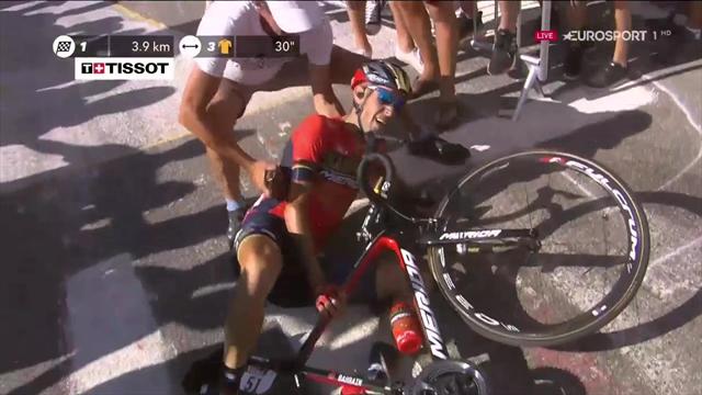 Nibali cade sull'Alpe d'Huez: colpa di uno spettatore? Nibali cade sull'Alpe d'Huez: colpa di uno spettatore?