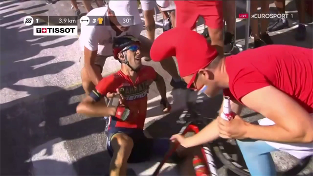 La giornata da incubo di Nibali: caduta, frattura alla vertebra e infine ritiro La giornata da incubo di Nibali: caduta, frattura alla vertebra e infine ritiro