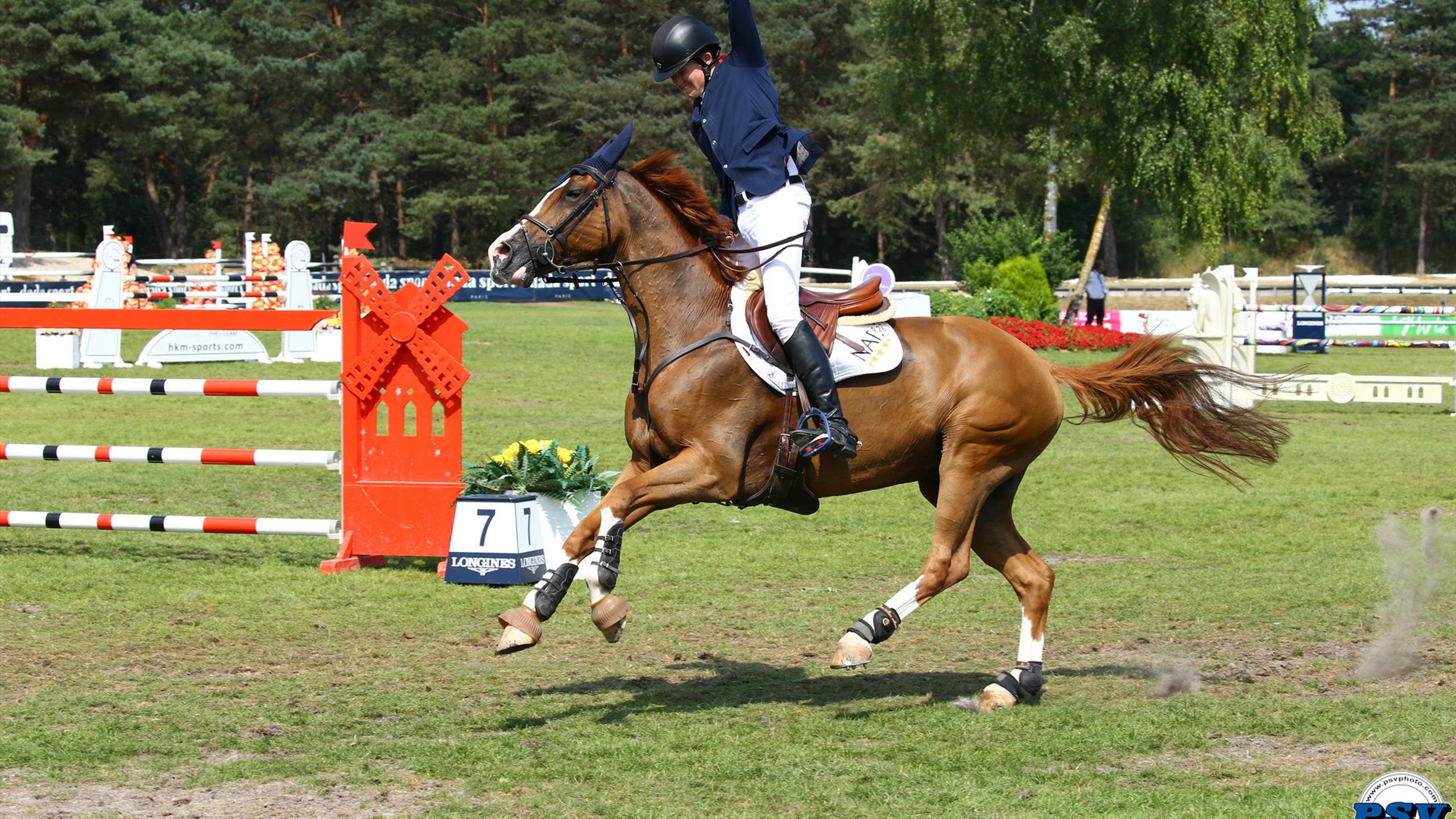 Les jeunes cavaliers de saut d’obstacles sacrés à Fontainebleau Eurosport