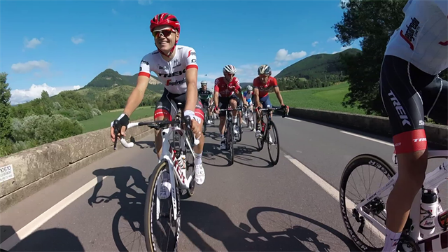 On-board camera: la 14a tappa del Tour de France vista in mezzo al gruppo On-board camera: la 14a tappa del Tour de France vista in mezzo al gruppo
