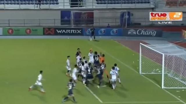 VAR раскусил тайского кипера – он забил рукой после корнера на 95-й минуте