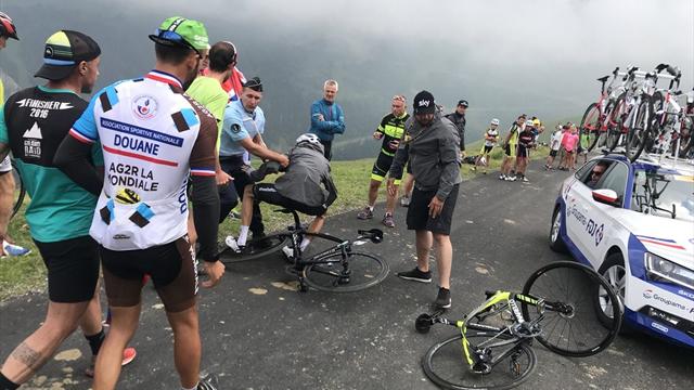 Tour de Francia 2018: Un gendarme confunde a Froome con un aficionado y le tira de la bici