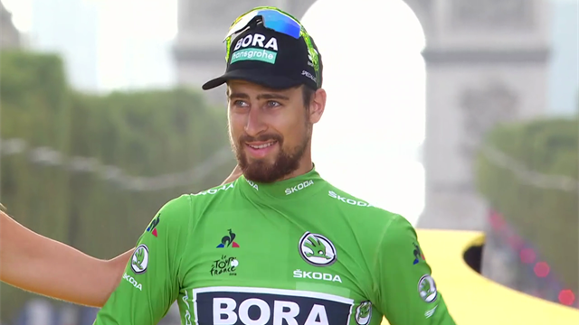 Keihard gevallen, maar gewoon op het podium. Peter Sagan pakt het groen Keihard gevallen, maar gewoon op het podium. Peter Sagan pakt het groen