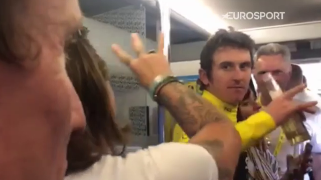 Geraint Thomas, gioia da Tour de France: sul bus del team Sky si festeggia con birre e Dr Dre Geraint Thomas, gioia da Tour de France: sul bus del team Sky si festeggia con birre e Dr Dre