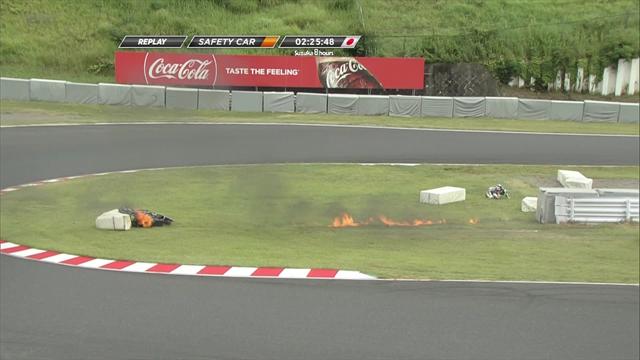 8 ore di Suzuka: la moto brucia ma il commissario non riesce (subito) a spegnere il fuoco! 8 ore di Suzuka: la moto brucia ma il commissario non riesce (subito) a spegnere il fuoco!