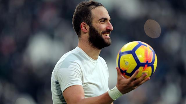 Lo strano caso di Higuain: i tifosi lo acclamano, ma per la Juventus resta sul mercato