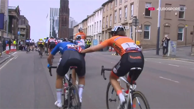 A Elisa Longo Borghini salta la catena, Marianne Vos è pronta ad aiutarla: che campionessa! A Elisa Longo Borghini salta la catena, Marianne Vos è pronta ad aiutarla: che campionessa!