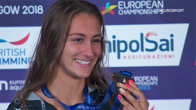 Simona Quadarella, sorriso d'oro: festa sul podio per la vittoria nei 400 Simona Quadarella, sorriso d'oro: festa sul podio per la vittoria nei 400