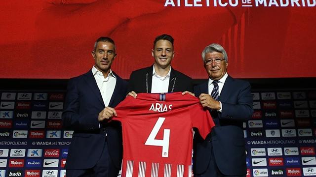 Arias ya posa con la rojiblanca en su presentación con el Atlético de Madrid Arias ya posa con la rojiblanca en su presentación con el Atlético de Madrid