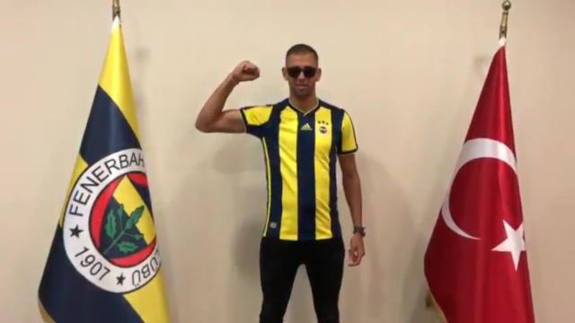 Turquie - Désastreuse ? Hilarante ? La présentation de Slimani à Fenerbahce a fait le buzz Turquie - Désastreuse ? Hilarante ? La présentation de Slimani à Fenerbahce a fait le buzz