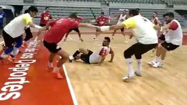 El divertido ejercicio del cangrejo con el que entrena ElPozo Murcia El divertido ejercicio del cangrejo con el que entrena ElPozo Murcia