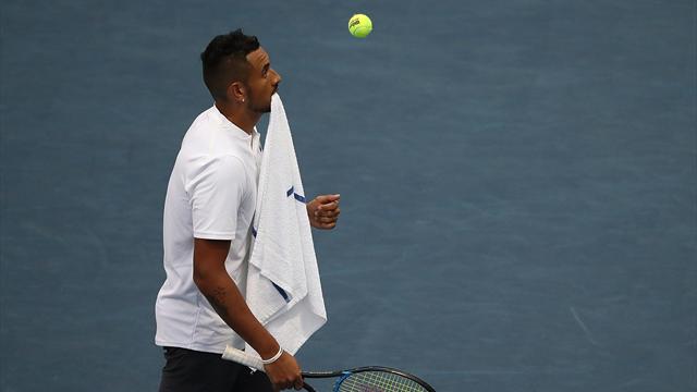 La dernière folie de Kyrgios : un passing de revers… frappé à une main !