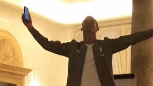 Ronaldo peut aussi chanter : son bizutage en vidéo