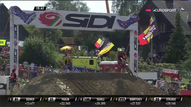 Tony Cairoli, errore clamoroso in gara-1: cade a terra dopo il salto Tony Cairoli, errore clamoroso in gara-1: cade a terra dopo il salto