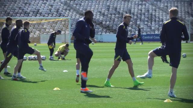 Les premiers pas de Bolt footballeur avec les Mariners