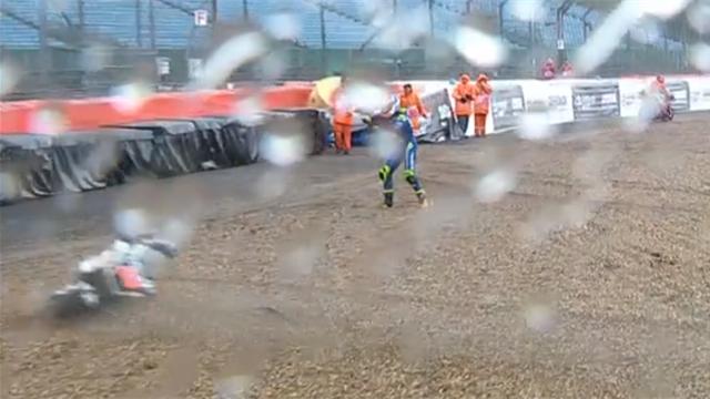 Chaos à Stowe : Rins se jette de sa machine, Rabat percuté par celle de Morbidelli Chaos à Stowe : Rins se jette de sa machine, Rabat percuté par celle de Morbidelli