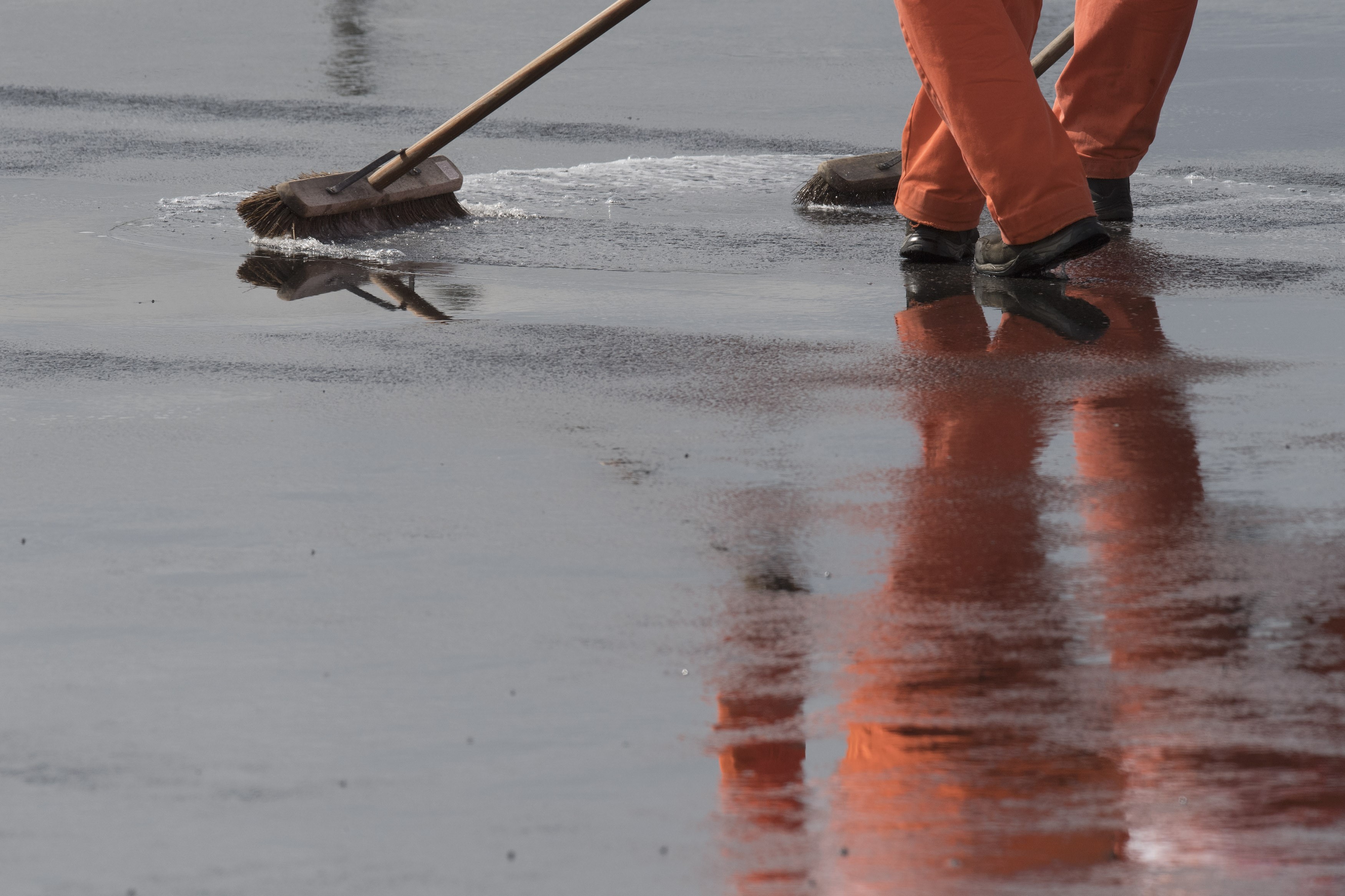 Les commissaires de piste tentent d'évacuer l'eau du circuit de Silverstone - Grand Prix de Grande-Bretagne 2018