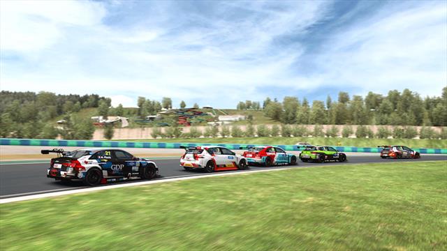 MIra a Banki ganando la primera carrera del Esports WTCR OSCARO