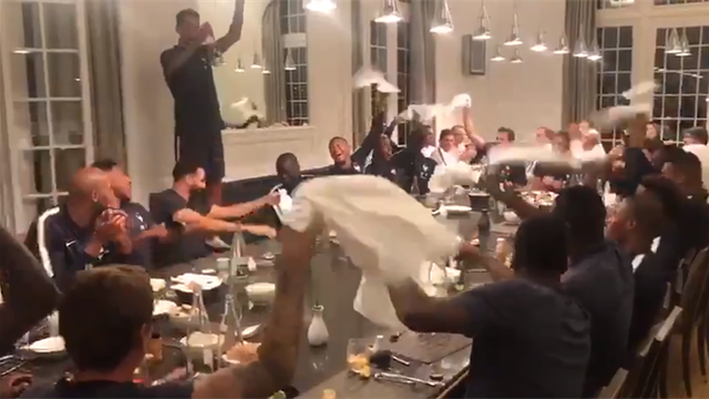 Lecomte a choisi « Bella Ciao » pour son bizutage et les Bleus ont fait tourner les serviettes