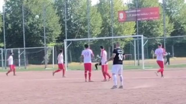 Гол из седьмого дивизиона Германии, которому позавидует Ван Бастен. Мяч нарушил все законы физики