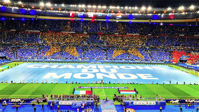 Un tifo géant deux étoiles : comment les Bleus ont été accueillis en champions du monde