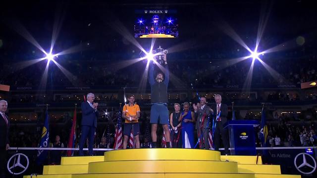 US Open 2018: McEnroe entrega el trofeo de campeón a Djokovic en el momentazo del torneo US Open 2018: McEnroe entrega el trofeo de campeón a Djokovic en el momentazo del torneo