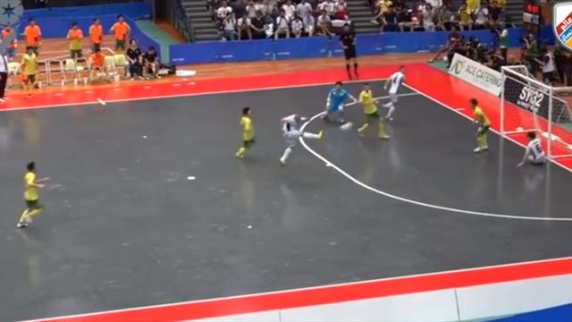 El golazo de Roberto Carlos en un partido de fútbol sala