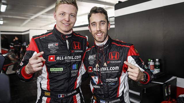 Les équipiers de Scheider accueillent la nouvelle recrue du WTCR