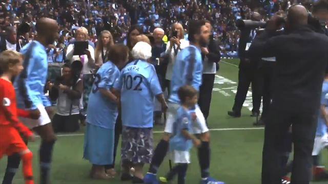 102-летняя бабулька взяла с собой 98-летнюю сестричку и вывела игроков «Сити» на матч с «Фулхэмом»