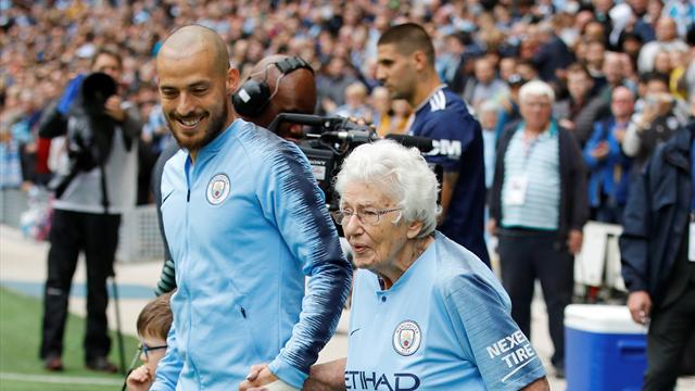Großer Moment bei ManCity: 102-Jährige als "Einlaufkind"